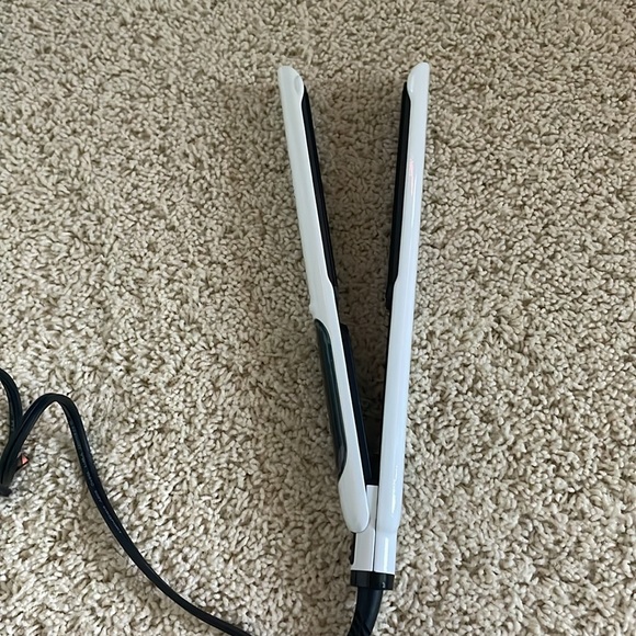 Revlon Hair Straightener - Picture 2 of 6